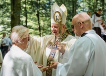 Po homilii bp Wiesław wraz z kapłanami udzielił sakramentu namaszczenia chorych kilkuset wiernym.