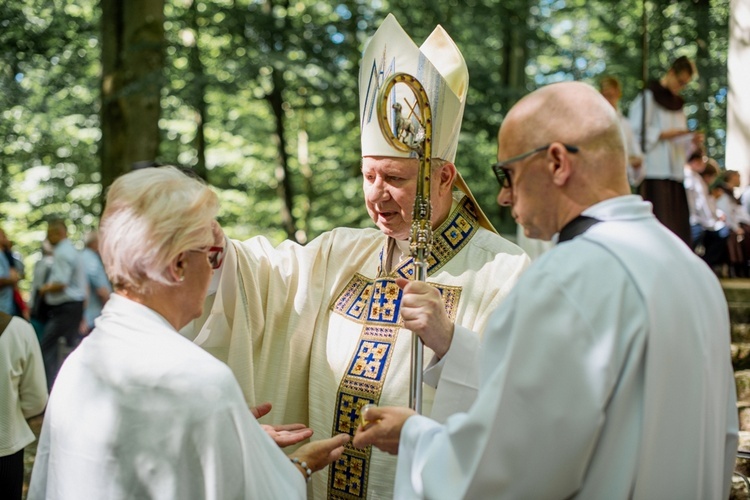 Po homilii bp Wiesław wraz z kapłanami udzielił sakramentu namaszczenia chorych kilkuset wiernym.