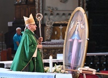 Biskup w czasie procesji wejścia w pierwszym dniu peregrynacji.