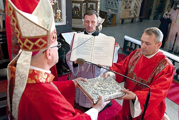 Jednym z obrzędów objaśniających jest symboliczne przekazanie Ewangeliarza.