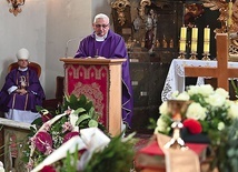 Żegnający stryja ks. Zbigniew Wichrowicz.