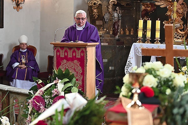 Żegnający stryja ks. Zbigniew Wichrowicz.