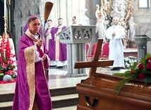 Ceremonii pogrzebowej przewodniczył bp Adam Bałabuch.