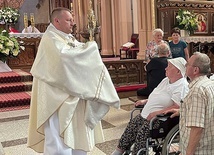 ◄	Ksiądz Robert Kurpios udzielił każdemu błogosławieństwa lurdzkiego.