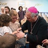 	Na zakończenie spotkania abp Salvatore Pennacchio udzielił zebranym błogosławieństwa, a dzieciom wręczył drobne upominki.