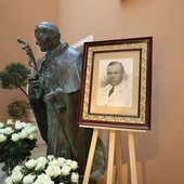 	Na ekspozycji prezentowany jest m.in. portret lekarza, który wisiał w wojennym mieszkaniu Wojtyłów w Krakowie  przy ul. Tynieckiej 10.