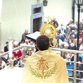 	Lipcowe obchody w podkrakowskim sanktuarium maryjnym co roku gromadzą tysiące pielgrzymów z kraju i zagranicy.