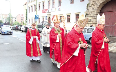 	Modlitwę poprzedziła uroczysta procesja z plebanii katedralnej.