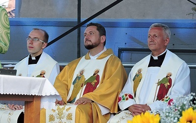 	Mszy św. przewodniczył pochodzący z parafii ks. Marek Chruścik. Wraz z nim przy ołtarzu stanęli proboszcz ks. Wiesław Frelek i wikariusz ks. Jakub Zakrzewski.