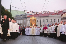 Podczas procesji różańcowej ulicami miasta.