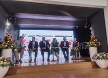 W debacie na zaproszenie kancelarii prezydenta RP uczestniczył m.in. ks. Mieczysław Puzewicz (drugi z prawej).