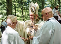 ▲	Podczas Eucharystii kilkaset osób przyjęło sakrament namaszczenia.