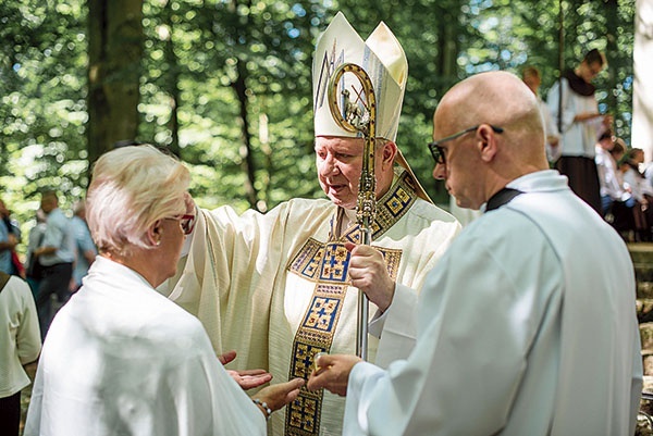 ▲	Podczas Eucharystii kilkaset osób przyjęło sakrament namaszczenia.