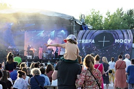 Festiwalowa scena przyciągnęła kilkaset osób.