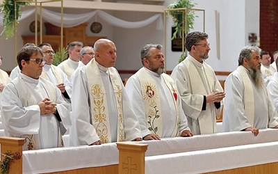 Prezbiterzy zgromadzeni w kościele NMP Królowej Polski na wspólnej modlitwie.
