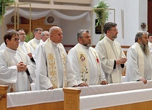 Prezbiterzy zgromadzeni w kościele NMP Królowej Polski na wspólnej modlitwie.