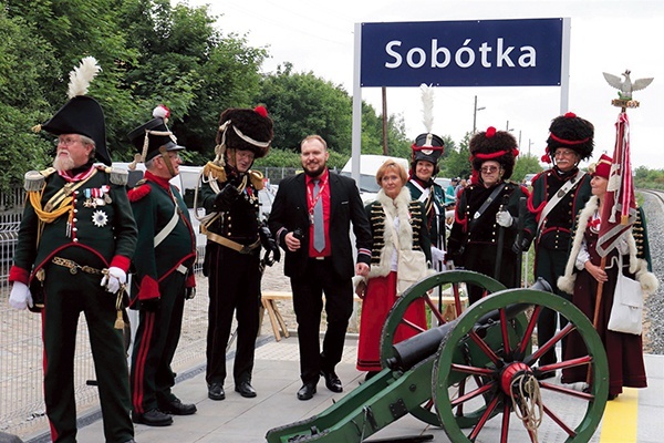 Najbardziej cieszą się Sobótczanie, których miasto przez 22 lata było wykluczone z kolejowego ruchu pasażerskiego.