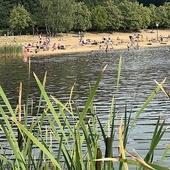 ▲	Plaża nad jednym z największych zbiorników od lat cieszy się w upalne dni niesłabnącą popularnością.