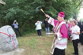 Arcybiskup Józef Górzyński poświęcił pomnik. 