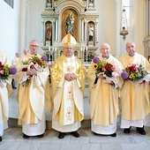 Księża jubilaci wraz z opolskim biskupem pomocniczym.