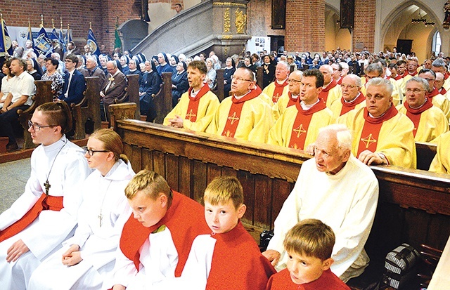 Księża, siostry zakonne i wierni wzięli udział w dziękczynnej Eucharystii.