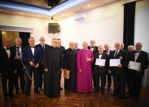 W uroczystościach uczestniczył abp Wacław Depo. Siódmy od lewej ks. inf. Stanisław Pindera, organizator i budowniczy starachowickiej parafii.