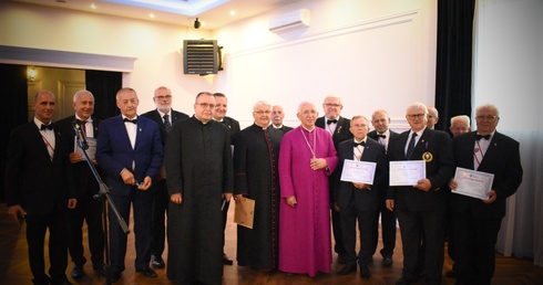 W uroczystościach uczestniczył abp Wacław Depo. Siódmy od lewej ks. inf. Stanisław Pindera, organizator i budowniczy starachowickiej parafii.