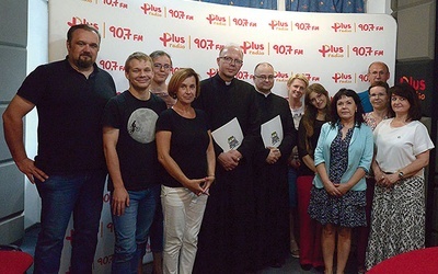 Z radiową załogą dyrektorzy: stary (piąty z lewej), a obok niego nowy.