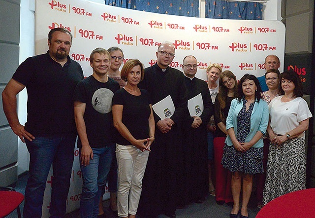 Z radiową załogą dyrektorzy: stary (piąty z lewej), a obok niego nowy.