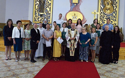 Wspólna fotografia z bp. Markiem Solarczykiem i ks. Stanisławem Łabendowiczem po otrzymaniu dyplomów i zaświadczeń.