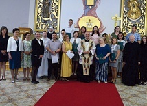 Wspólna fotografia z bp. Markiem Solarczykiem i ks. Stanisławem Łabendowiczem po otrzymaniu dyplomów i zaświadczeń.