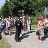 Pątników z Malużyna przez ok. 3 km odprowadzał proboszcz, opowiadając o historii parafii i kościoła.