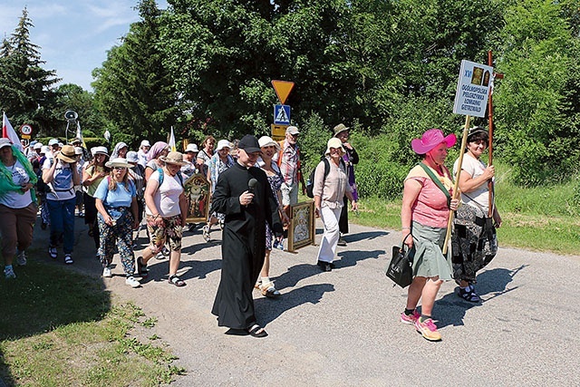 Pątników z Malużyna przez ok. 3 km odprowadzał proboszcz, opowiadając o historii parafii i kościoła.