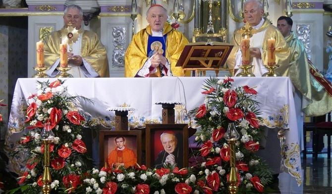 Błogosławieństwo relikwiami Prymasa Tysiąclecia i kapelana Solidarności.