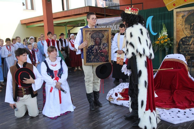Teatr Effatha zaprezentował scenę przekazania przez Jana Kazimierza obrazu Pani Jasnogórksiej rajczańskim góralom.