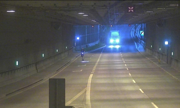 Gliwice. Przepisy złamane. Rowerzysta i użytkownik hulajnogi w tunelu na gliwickim odcinku DTŚ-ki
