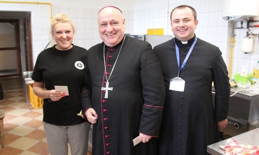 Biskup Piotr z ks. Jerzym i panią Anią - kucharką oazowiczów - w Zagórniku.