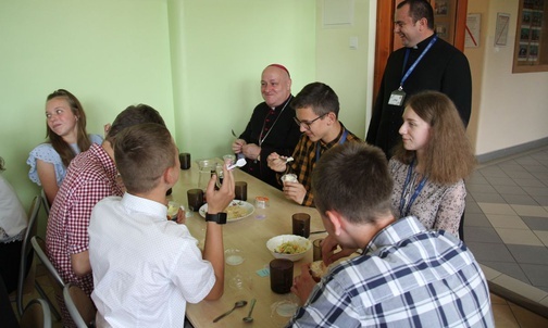 Wspólny obiad biskupa Piotra Gregera z oazowiczami.