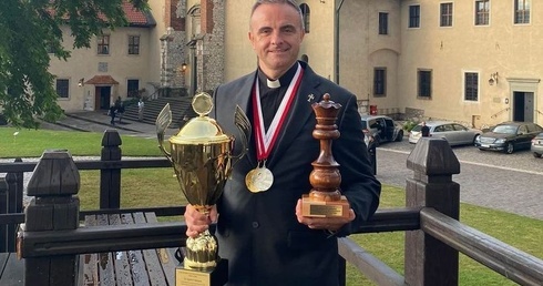 Ksiądz Mirosław Mejzner SAC jest utytułowanym szachistą.