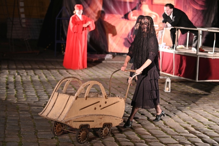 Płonąca żyrafa i „Trzy Oblicza Salvadora Dali” drugiego dnia Festiwalu Teatru Otwartego