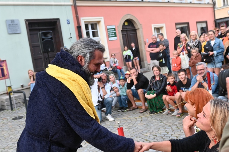 Płonąca żyrafa i „Trzy Oblicza Salvadora Dali” drugiego dnia Festiwalu Teatru Otwartego