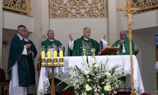 Biskupi Marian Florczyk i Piotr Greger oraz kapłani sprawujący dziś w Wiśle Mszę św. w intencji Antoniego Piechniczka.