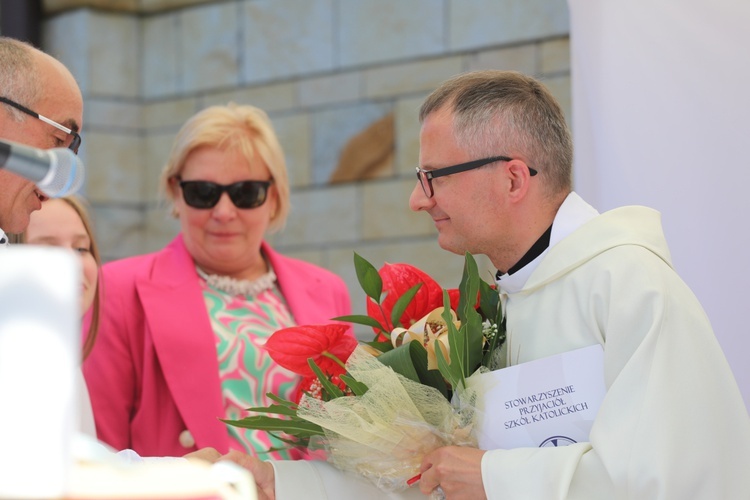 Dyr. Lidia Nowotarska z delegacją rodziców podziękowała za współpracę ks. Andrzejowi Bojdzie.