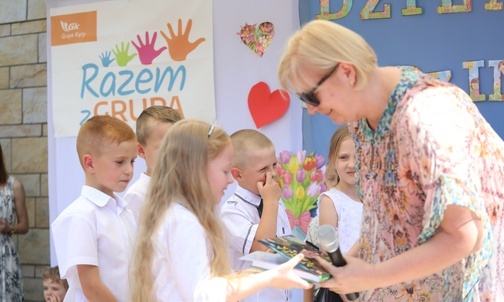 Wręczenie pamiątkowych dyplomów dla przedszkolaków..