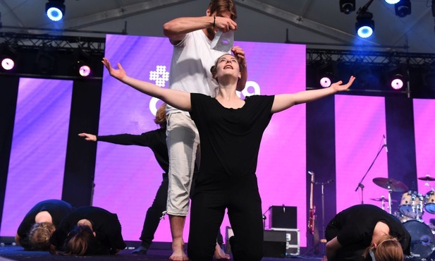 Pantomima w wykonaniu młodych z Grupki.