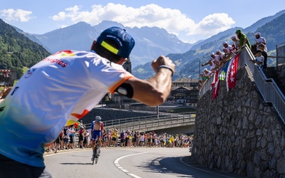 Tour de France - peleton wjeżdża w Alpy