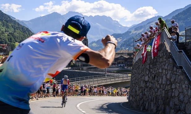 Tour de France - peleton wjeżdża w Alpy