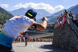 Tour de France - peleton wjeżdża w Alpy