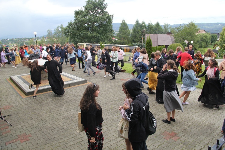 Dzień wspólnoty w Koniakowie - część 2 - Eucharystia i tańce