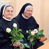 	S. Chryzanta (z lewej) i s. Rosaria otrzymały  od dzieci róże.